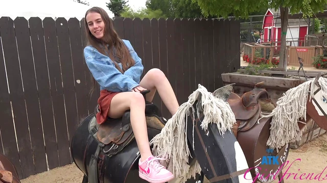 Sizzling Amateur Video Features Sia Wood Teasing Outdoors & In Car