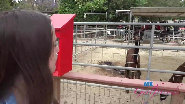 Sizzling Amateur Video Features Sia Wood Teasing Outdoors & In Car