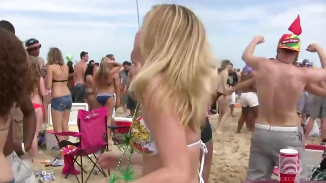 Beach Reality Video Shows Girl Grinding Her Booty Against Guy’s Cock