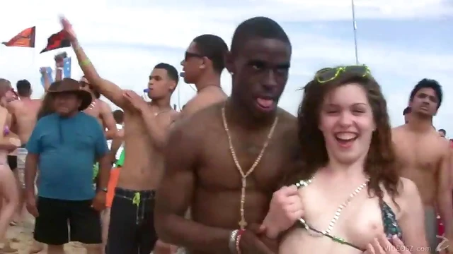 Beach Reality Video Shows Girl Grinding Her Booty Against Guy’s Cock