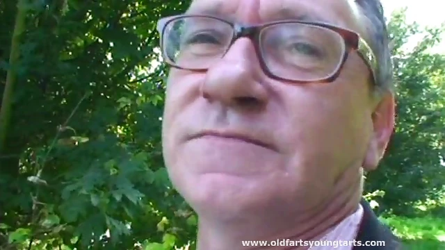 Sunny Park Day Turns Into Exploring Her Pink Pussy's Depths