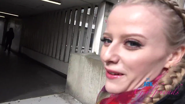 Sexy Blonde Girlfriend Paris White Loves Exploring New Places Together