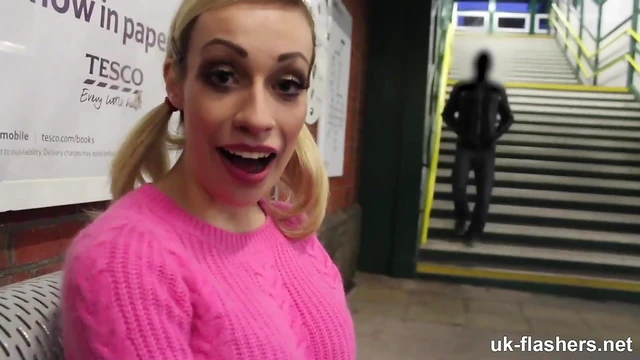 Blonde Bombshell Flashes Publicly While Enjoying Every Moment Live