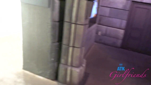 Amateur Beauty Cecelia Taylor Thrills Fans With Public Posing Showdown