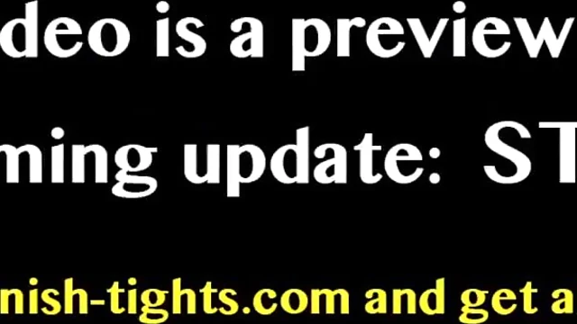 Sizzling Blonde Teases Camel Toe in Tight Leggings for Tempting Viewers Desire