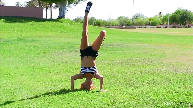 Sizzling Lady Strips Bare, Shows Off Curves While Working Out Solo