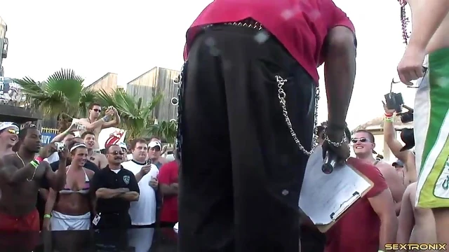 Amateur Seductress Reveals Luscious Thong Body to Eager Strangers' Gaze