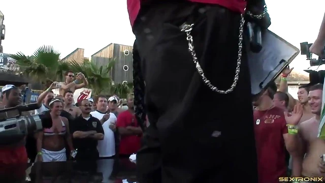 Amateur Seductress Reveals Luscious Thong Body to Eager Strangers' Gaze