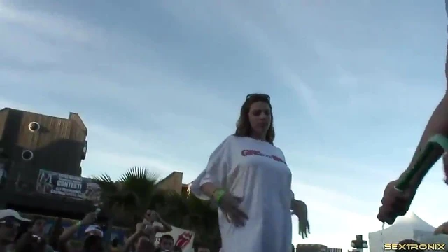 Amateur Seductress Reveals Luscious Thong Body to Eager Strangers' Gaze