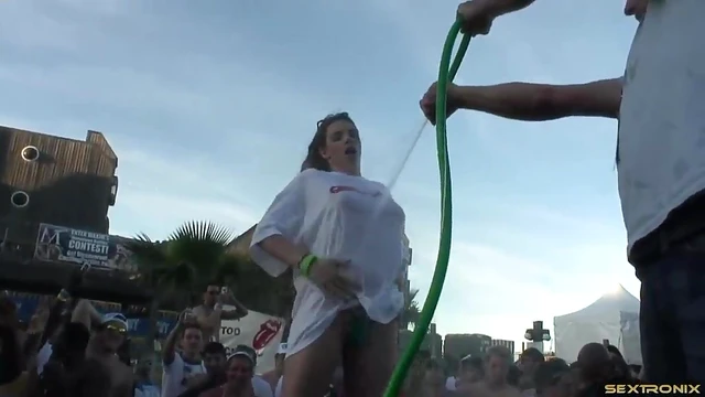 Amateur Seductress Reveals Luscious Thong Body to Eager Strangers' Gaze