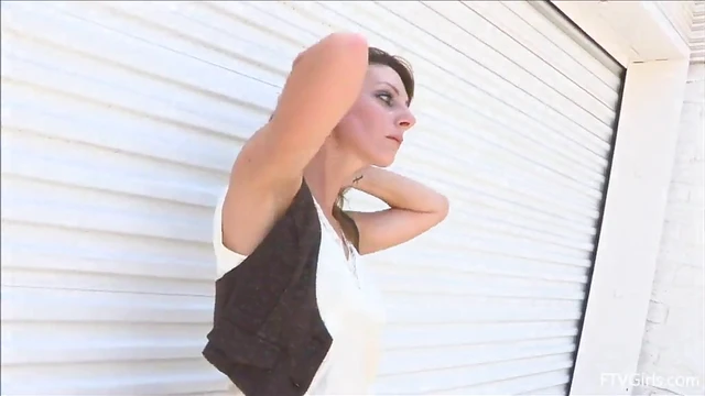 Irresistible Solo Stunner Leann Teases Her Luscious Curves Amateur Style