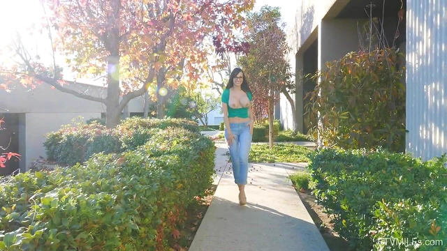 Seductive Brunette Drenches Her Plump Tits With Oil For A Sizzling Show