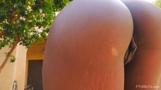 Ebony Beauty Ana Gets Naked Sunbathing Just For You