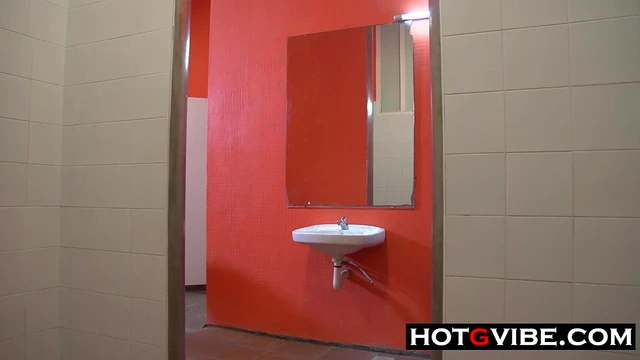 Spanish Beauty's Wet G-Spot Quivers Until She Squirts Hard