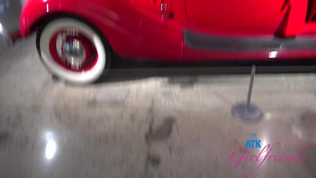 Imani Valor Moans Loudly As She Gets Fingered Publicly – POV Thrill