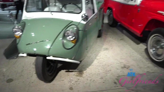 Imani Valor Moans Loudly As She Gets Fingered Publicly – POV Thrill