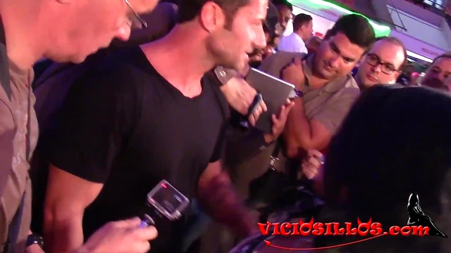 Sexy Jesyka Diamond & Ivan Dan Fuck Passionately Among the Crowd