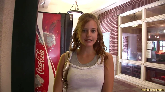 Amateur Beauty Reveals Her Luscious Tits by Pulling Up Her Top Sweetly