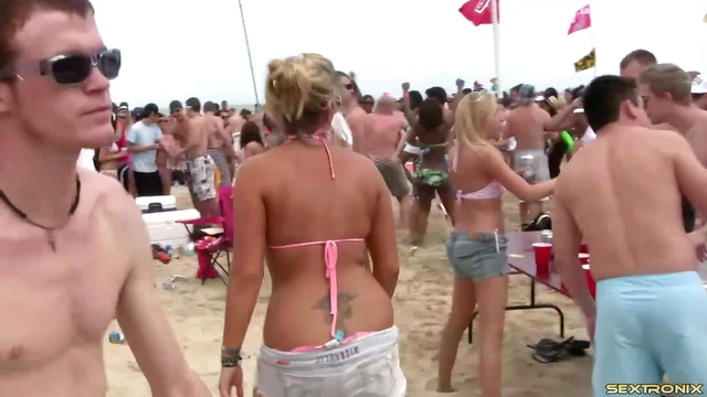 Sexy Porn Stars in Bikinis Show Off Curves at Juicy Beach Party Bash