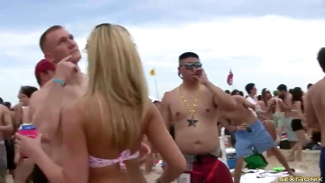 Sexy Porn Stars in Bikinis Show Off Curves at Juicy Beach Party Bash