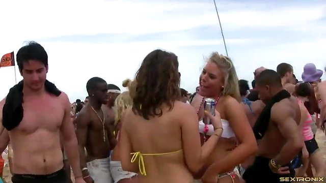 Sexy Porn Stars in Bikinis Show Off Curves at Juicy Beach Party Bash