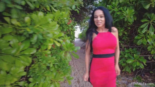 Seductive MILF Jada Opens Her Legs Wide For Cunt Pleasure Showdown