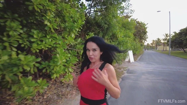 Seductive MILF Jada Opens Her Legs Wide For Cunt Pleasure Showdown