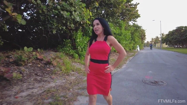 Seductive MILF Jada Opens Her Legs Wide For Cunt Pleasure Showdown