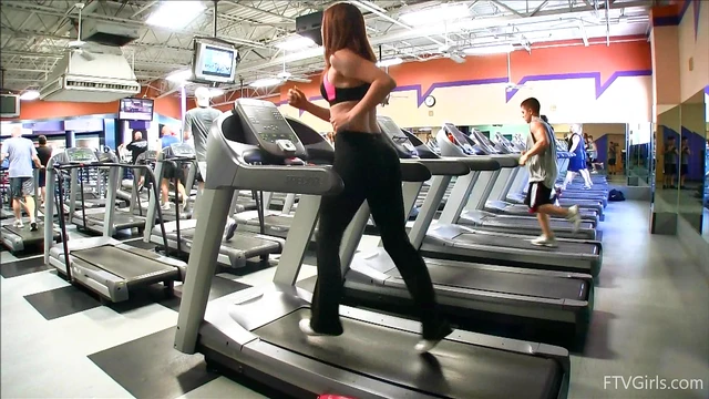 Sizzling Fitness Chick Shows Off Her Sexy Curves During Workout