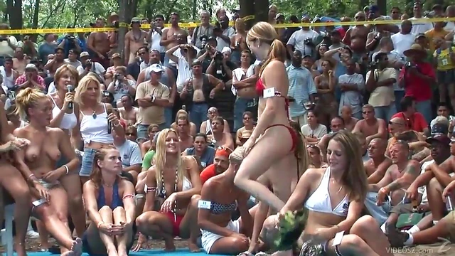 Amateur Skanks Boldly Show Off Butts & Tits At Steamy Outdoor Bash