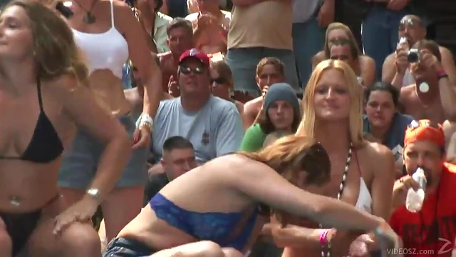 Amateur Skanks Boldly Show Off Butts & Tits At Steamy Outdoor Bash