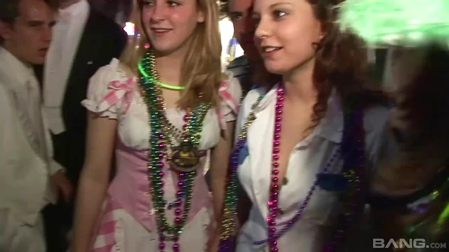 Sizzling Sweethearts Show Off Their Hot Asses in Public Outdoor Fuck Fest