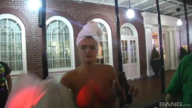 Sizzling Sweethearts Show Off Their Hot Asses in Public Outdoor Fuck Fest