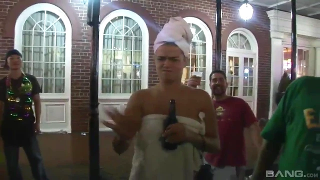 Sizzling Sweethearts Show Off Their Hot Asses in Public Outdoor Fuck Fest