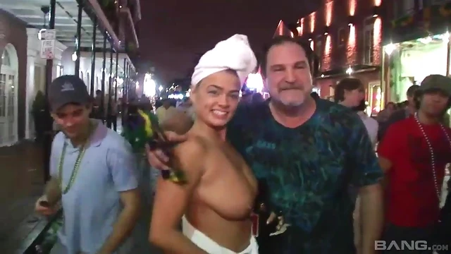 Sizzling Sweethearts Show Off Their Hot Asses in Public Outdoor Fuck Fest