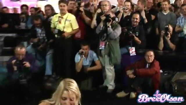 Bree Olson Gets Publicly Fingered While Wearing High Heels Seductively