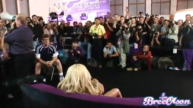 Bree Olson Gets Publicly Fingered While Wearing High Heels Seductively