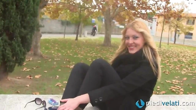 Mesmerizing Feet Show by Seductive Amateur Solo Model