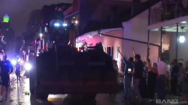 Outdoor Solo Brunette Model Shows Off Her Naughty Masturbation Skills Live