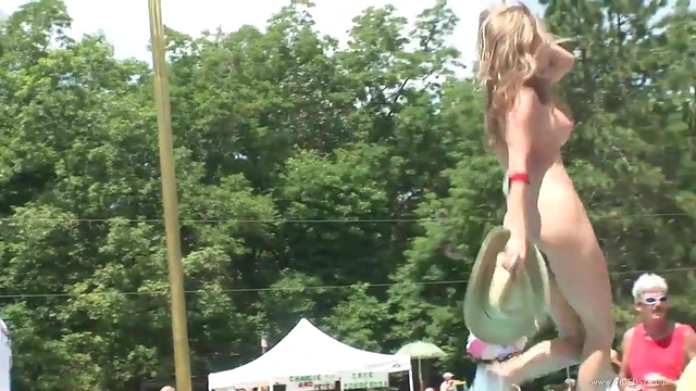 Hot Ladies Show Off Stunning Bodies in Steamy Pole Dancing Contest