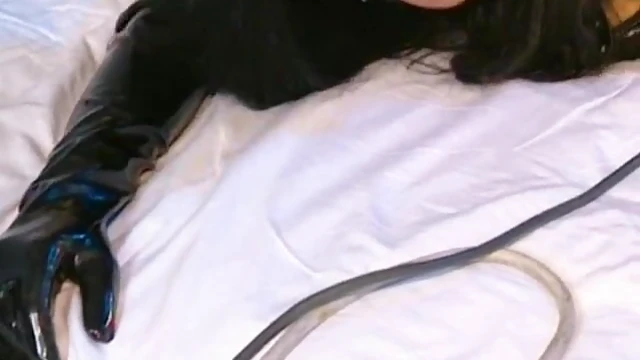 Sexy Brunette in Hot Threesome Endures Double Penetration With Ease