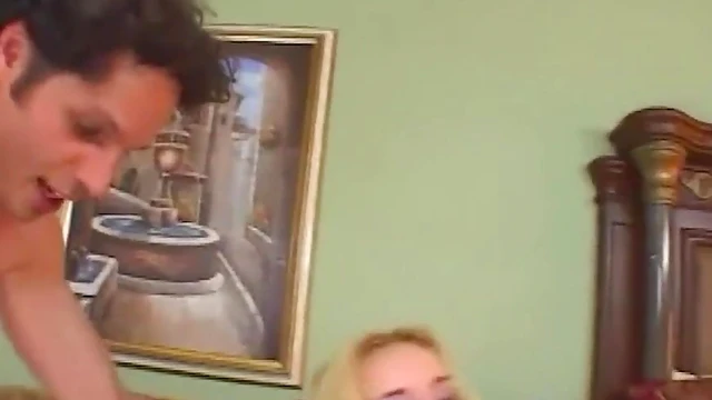 Kelly Wells Gets Simultaneous Anal & Vaginal Fucking Delightfully