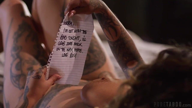 Arabelle Raphael's Natural Tits Get Pleasured by Skilled Hands Expertly