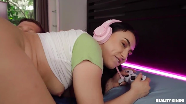 Hot Gamer Chick Mandy Muse Spread Wide for Bedtime Fuck Feast