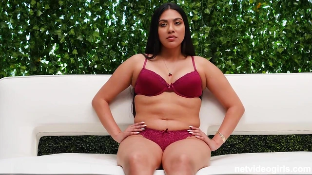 Curvy Latina Layloni Strips Seductively Outdoors For Hot Casting Video