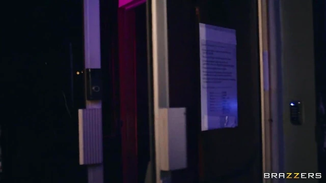 Kelsie & Luna Share Hard White Cock Between Bubble Butts