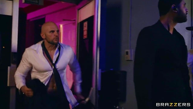 Kelsie & Luna Share Hard White Cock Between Bubble Butts