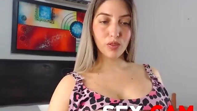 Sexy Darling Fingers Shaved Pussy for Hot Pleasure Moments