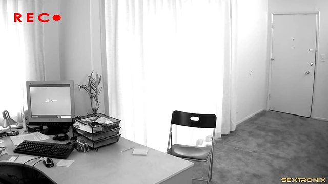 Seductive MILF Opens Her Slutty Pussy Wide for Raw Fucking Pleasure