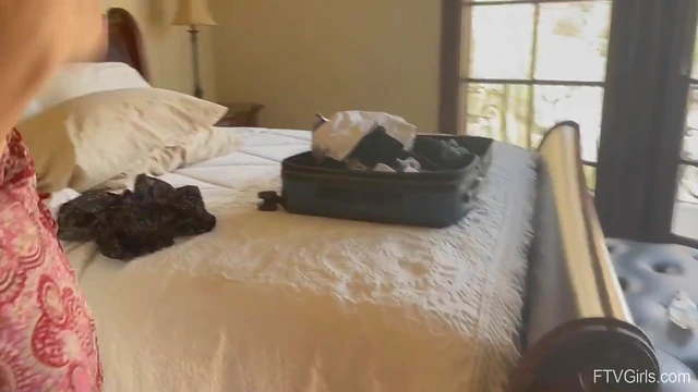 Sexy Amateur Brunette Reina Teases While Packing Her Suitcase